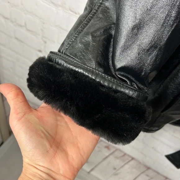 WOMENS! NWOT |•WILSONS LEATHER•| Black Leather Heavy Fur Lined Hooded Jacket - Picture 8 of 16